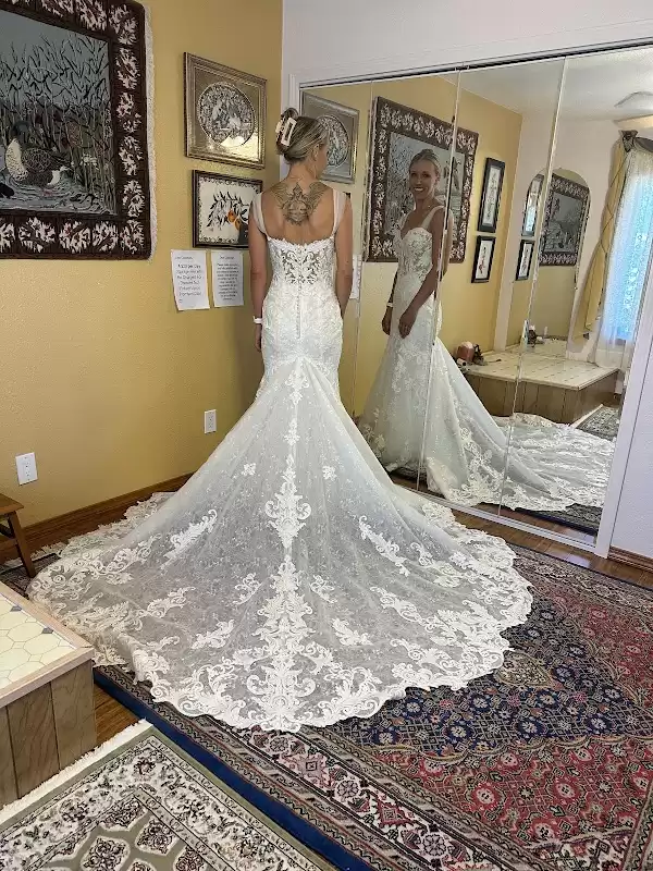 Seams & Sew On: Wedding Gown Alterations (by appointment only) | Foto: Rosie Milloy