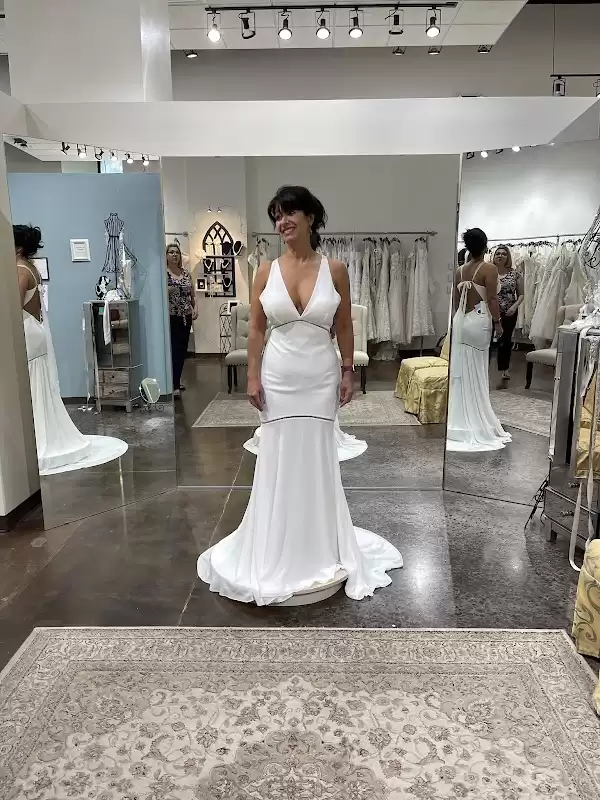 Seams & Sew On: Wedding Gown Alterations (by appointment only) | Foto: Monica Martinez