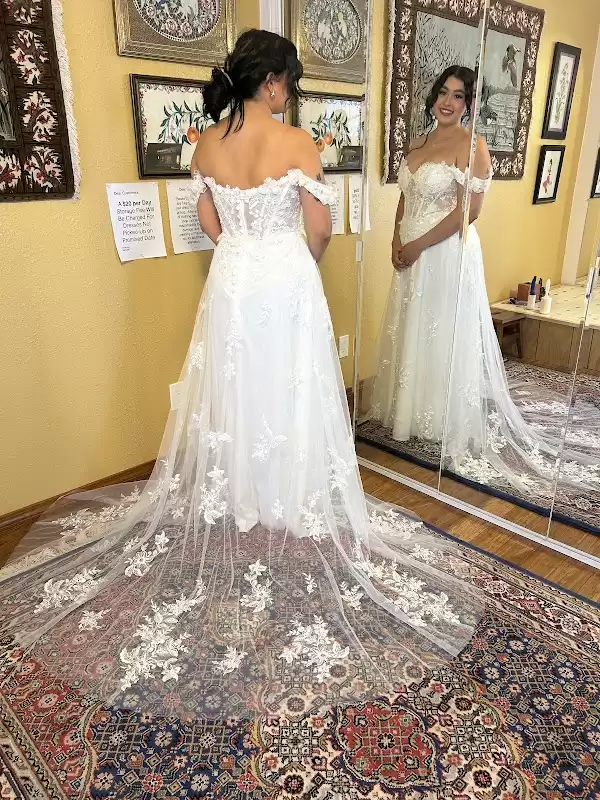Seams & Sew On: Wedding Gown Alterations (by appointment only) | Foto: Alexcis Gurule