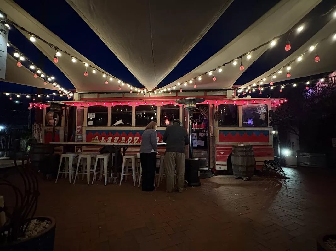 Ghost Light Saloon at Painted Lady Bed & Brew - Lugares para Bodas en Albuquerque | Foto: Brianna Wibeto — foto 6