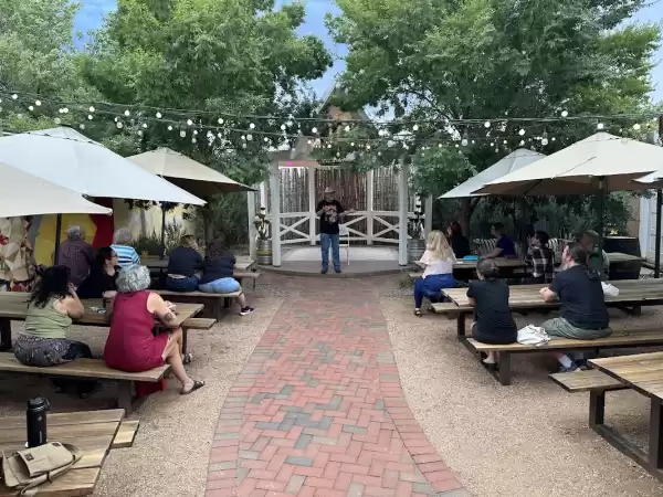 Ghost Light Saloon at Painted Lady Bed & Brew - Lugares para Bodas en Albuquerque | Foto: Ghost Light Saloon at Painted Lady Bed & Brew